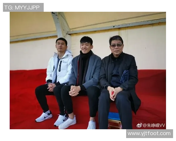 崇明弟子向恩师徐根宝拜年合影留念展现文武双全的风采与情谊